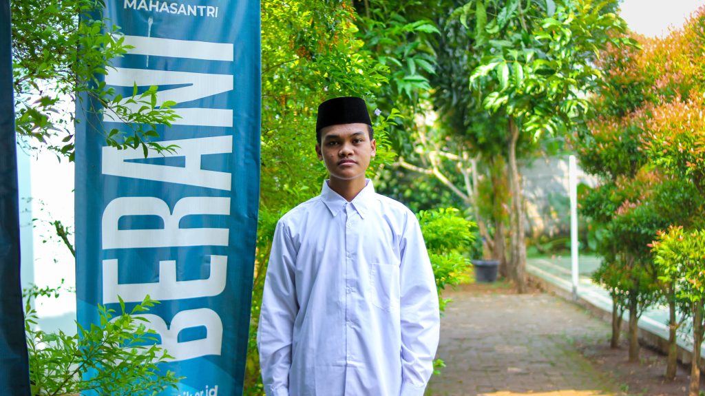 Salman Maula Ash-Shidqi: Mahasantri Pesantren PeTIK Asal Depok.
